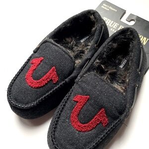 NWOB TRUE RELIGION Logo Slippers Furry Lined Gray Felt Size M 9–10